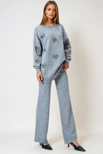 Gri Kalp Desenli Triko Kazak Ve Düz Paça Pantolon Takım