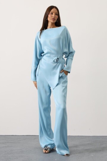 Gül Broşlu Beli Bağlamalı Asimetrik Kesim Bluz Ve Beli Lastikli Pantolon Saten Takım