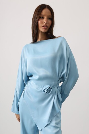 Gül Broşlu Beli Bağlamalı Asimetrik Kesim Bluz Ve Beli Lastikli Pantolon Saten Takım