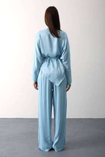 Gül Broşlu Beli Bağlamalı Asimetrik Kesim Bluz Ve Beli Lastikli Pantolon Saten Takım