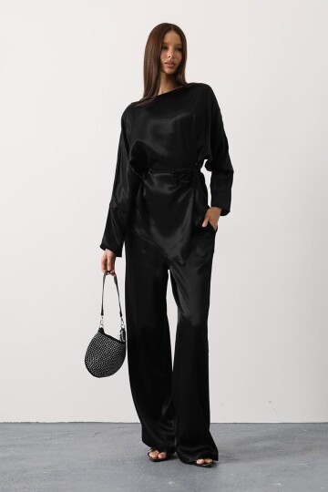 Gül Broşlu Beli Bağlamalı Asimetrik Kesim Bluz Ve Beli Lastikli Pantolon Saten Takım