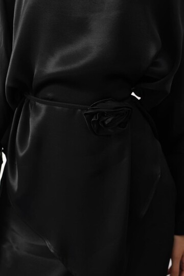 Gül Broşlu Beli Bağlamalı Asimetrik Kesim Bluz Ve Beli Lastikli Pantolon Saten Takım