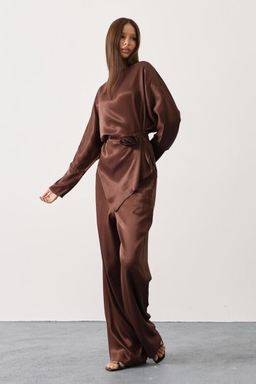 Gül Broşlu Beli Bağlamalı Asimetrik Kesim Bluz Ve Beli Lastikli Pantolon Saten Takım