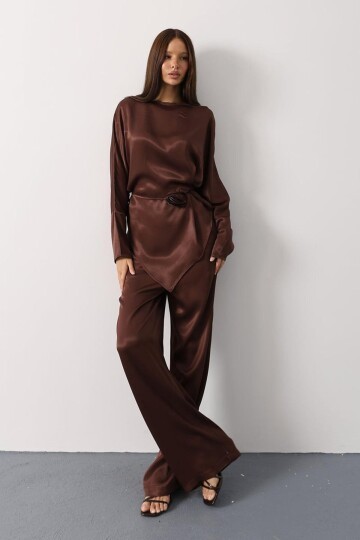 Gül Broşlu Beli Bağlamalı Asimetrik Kesim Bluz Ve Beli Lastikli Pantolon Saten Takım