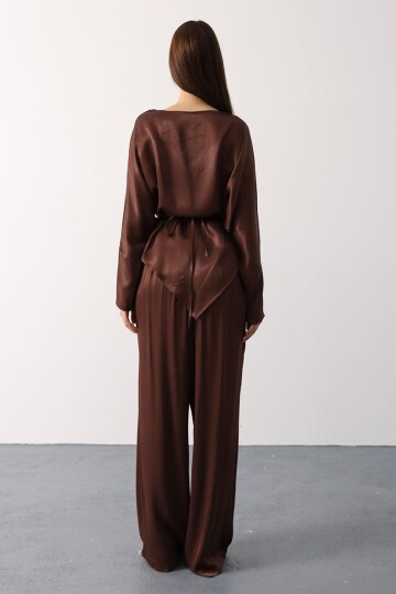 Gül Broşlu Beli Bağlamalı Asimetrik Kesim Bluz Ve Beli Lastikli Pantolon Saten Takım