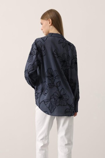 Kabartma Çiçek Desenli Dokulu Uzun Kollu Gömlek
