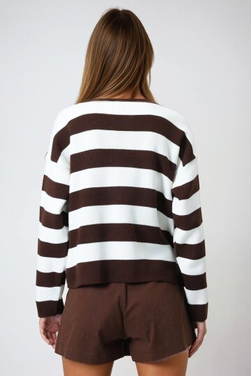 Kahverengi Kalın Çizgili Düğmeli Triko Hırka