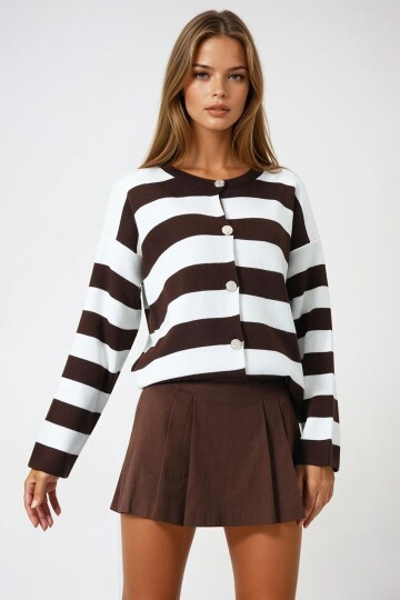 Kahverengi Kalın Çizgili Düğmeli Triko Hırka