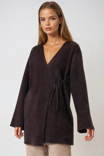 Kahverengi Kruvaze Yaka Püsküllü Hırka