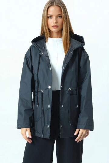 Kapüşonlu Cep Detaylı Astarlı Büzgü İpli Yağmurluk