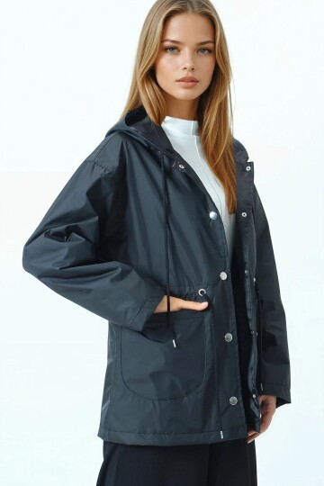 Kapüşonlu Cep Detaylı Astarlı Büzgü İpli Yağmurluk