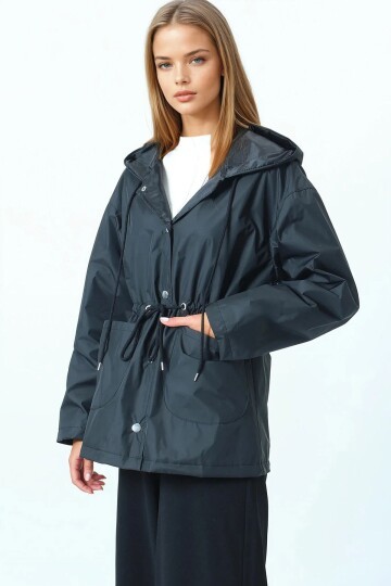 Kapüşonlu Cep Detaylı Astarlı Büzgü İpli Yağmurluk