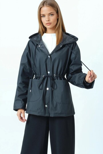 Kapüşonlu Cep Detaylı Astarlı Büzgü İpli Yağmurluk