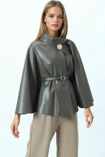 Kemerli Dik Yaka Aksesuar Detaylı İçi Kadife Suni Deri Pelerin