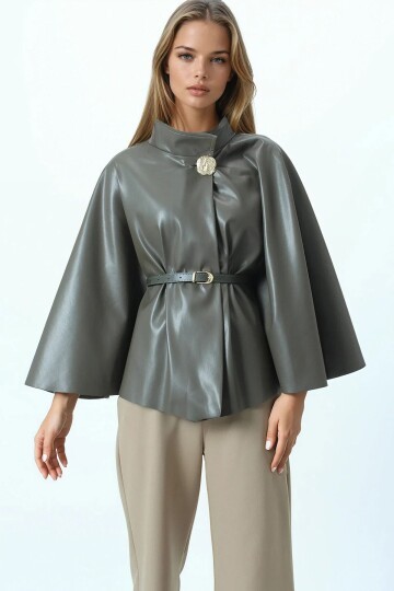 Kemerli Dik Yaka Aksesuar Detaylı İçi Kadife Suni Deri Pelerin