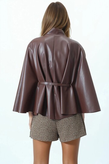 Kemerli Dik Yaka Aksesuar Detaylı İçi Kadife Suni Deri Pelerin