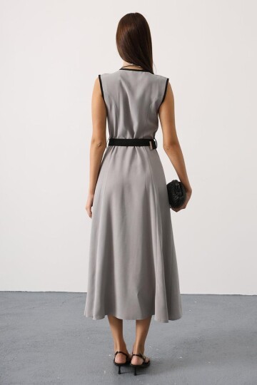 Kontrast Detaylı Düğmeli Kemerli Midi Boy Elbise