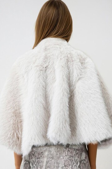 Krem Agraflı Astarlı Kürk Pelerin