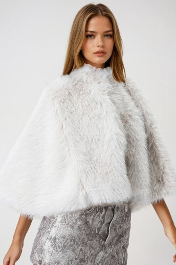 Krem Agraflı Astarlı Kürk Pelerin