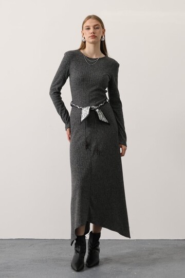 Kurdale Detaylı Bisiklet Yaka Asimetrik Kesim Fitilli Triko Elbise