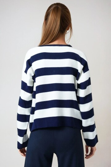 Lacivert Kalın Çizgili Düğmeli Triko Hırka