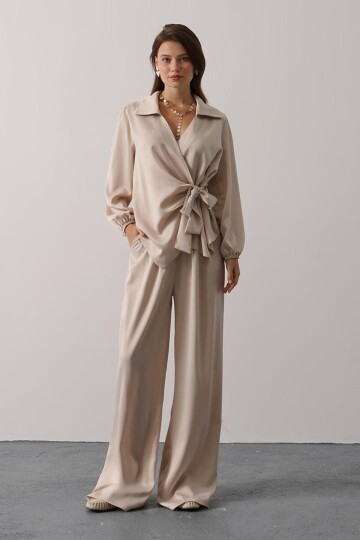 Saten Dokulu Yan Bağlamalı Bluz Ve Geniş Paça Pantolon Takım
