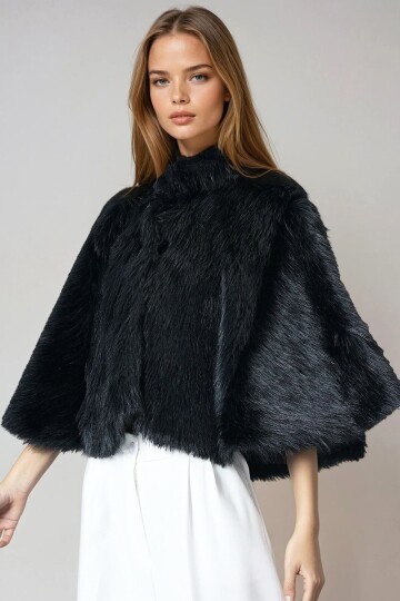 Siyah Agraflı Astarlı Kürk Pelerin