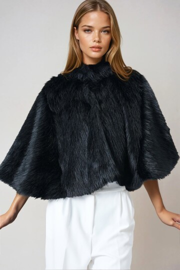 Siyah Agraflı Astarlı Kürk Pelerin