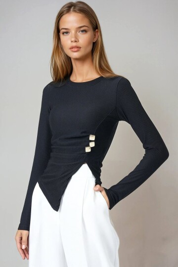Siyah Bisiklet Yaka Asimetrik Kesim Aksesuar Detaylı Fitilli Bluz