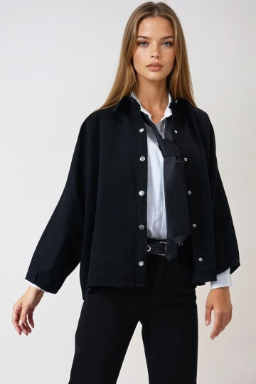 Siyah Çıtçıt Kapamarlı Önü Kısa Arkası Uzun Yarasa Kol Ceket