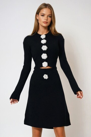 Siyah Fitilli Çiçek Düğme Detaylı Triko Hırka Ve Etek Takım