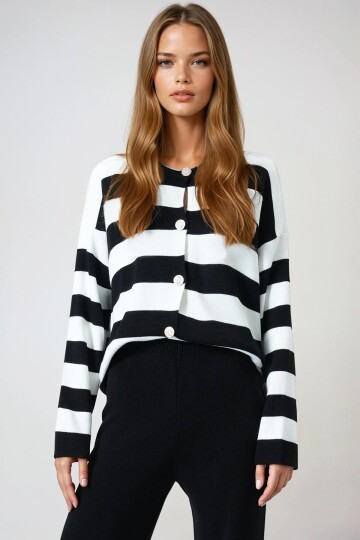 Siyah Kalın Çizgili Düğmeli Triko Hırka