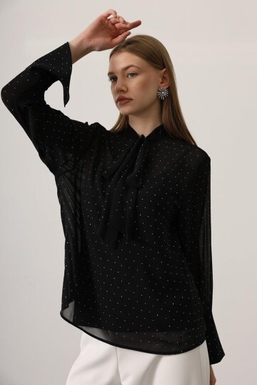 Taş Yapıştırma Detaylı Boyundan Bağlamalı Transparan Gömlek