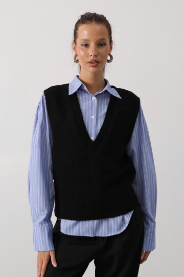 V Yaka Triko Süveter Ve Çizgili Gömlek Takım