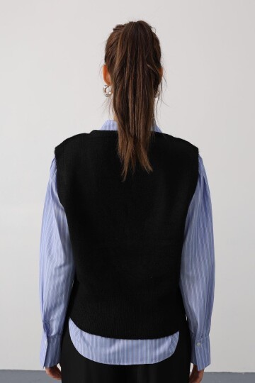 V Yaka Triko Süveter Ve Çizgili Gömlek Takım