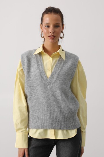 V Yaka Triko Süveter Ve Çizgili Gömlek Takım