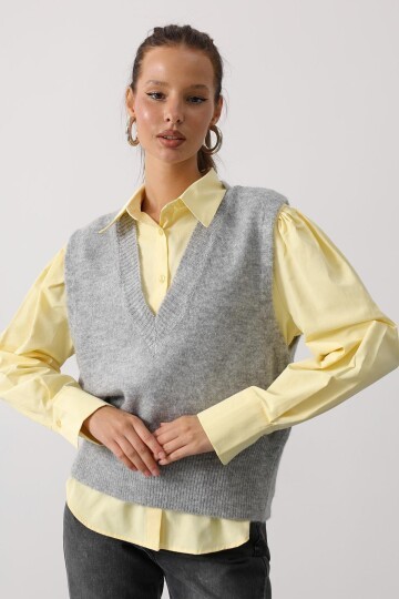 V Yaka Triko Süveter Ve Çizgili Gömlek Takım