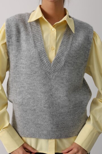 V Yaka Triko Süveter Ve Çizgili Gömlek Takım