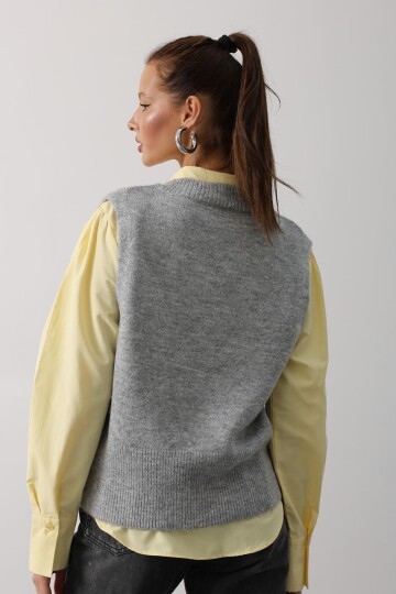 V Yaka Triko Süveter Ve Çizgili Gömlek Takım