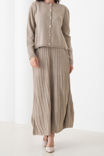 Bisiklet Yaka Düğmeli Hırka ve Pliseli Midi Boy Etek Takım