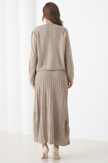 Bisiklet Yaka Düğmeli Hırka ve Pliseli Midi Boy Etek Takım