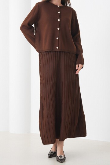 Bisiklet Yaka Düğmeli Hırka ve Pliseli Midi Boy Etek Takım