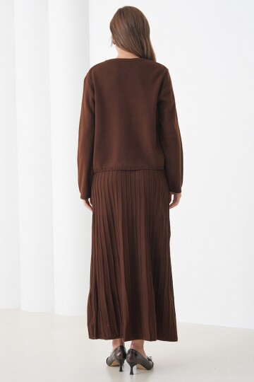 Bisiklet Yaka Düğmeli Hırka ve Pliseli Midi Boy Etek Takım