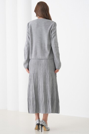 Bisiklet Yaka Düğmeli Hırka ve Pliseli Midi Boy Etek Takım