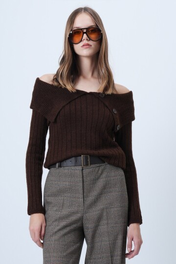 Carmen Yaka Düğme Detaylı Triko Kazak