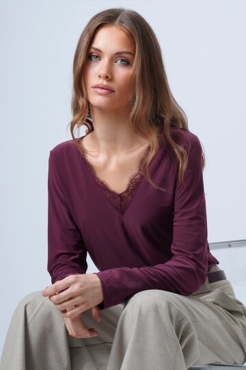 Dantel Detaylı Derin V Yaka Bluz