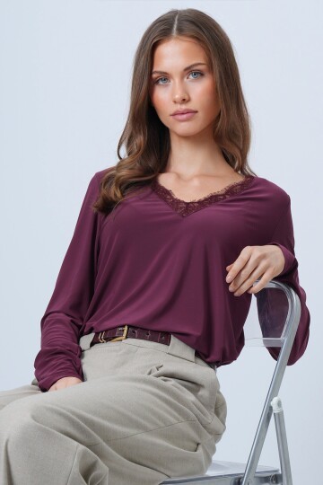 Dantel Detaylı Derin V Yaka Bluz
