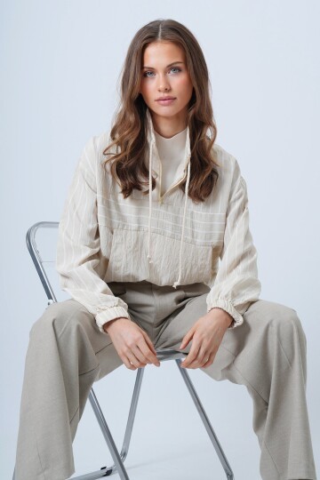 Dik Yaka Çizgili Cepli Dokuma Sweatshirt