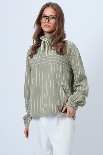 Dik Yaka Çizgili Cepli Dokuma Sweatshirt