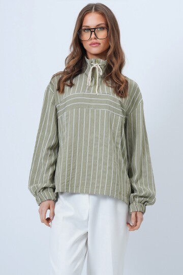 Dik Yaka Çizgili Cepli Dokuma Sweatshirt